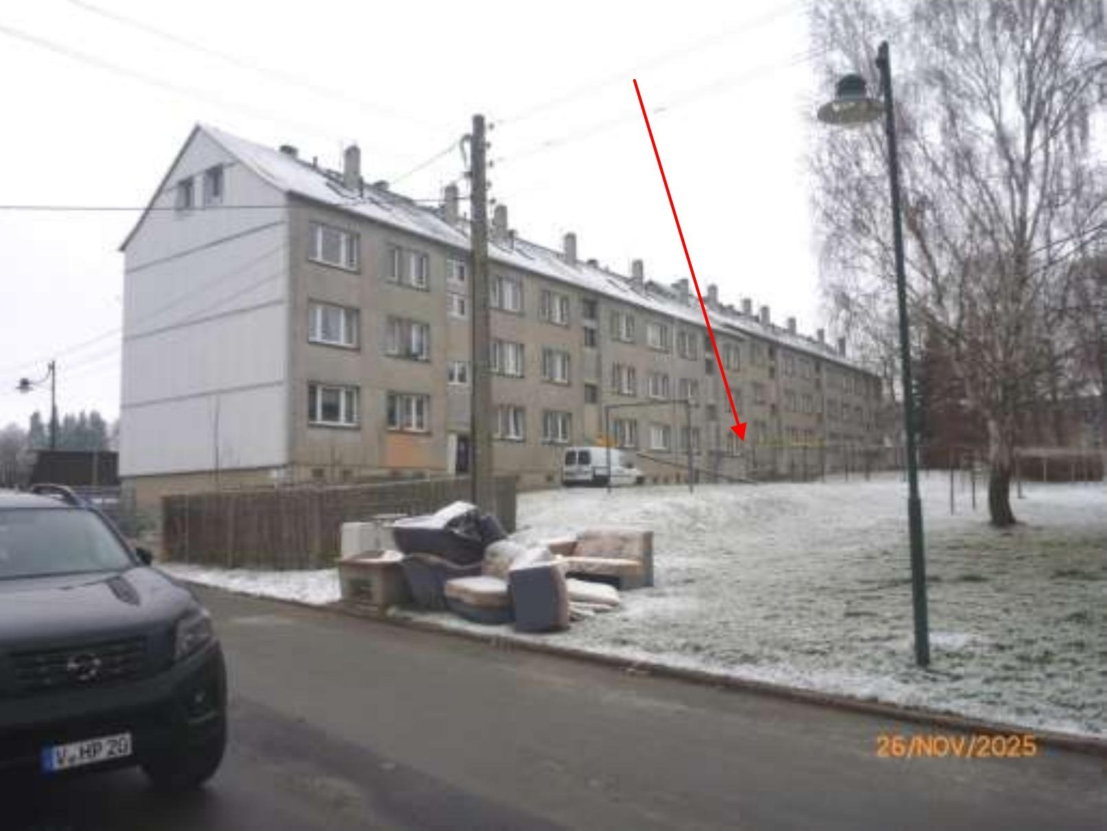 Seitenansicht eines mehrstöckigen Wohnhauses in Weimar, Friedensstr. 10, mit Schneebedecktem Grundstück und geparktem Fahrzeug