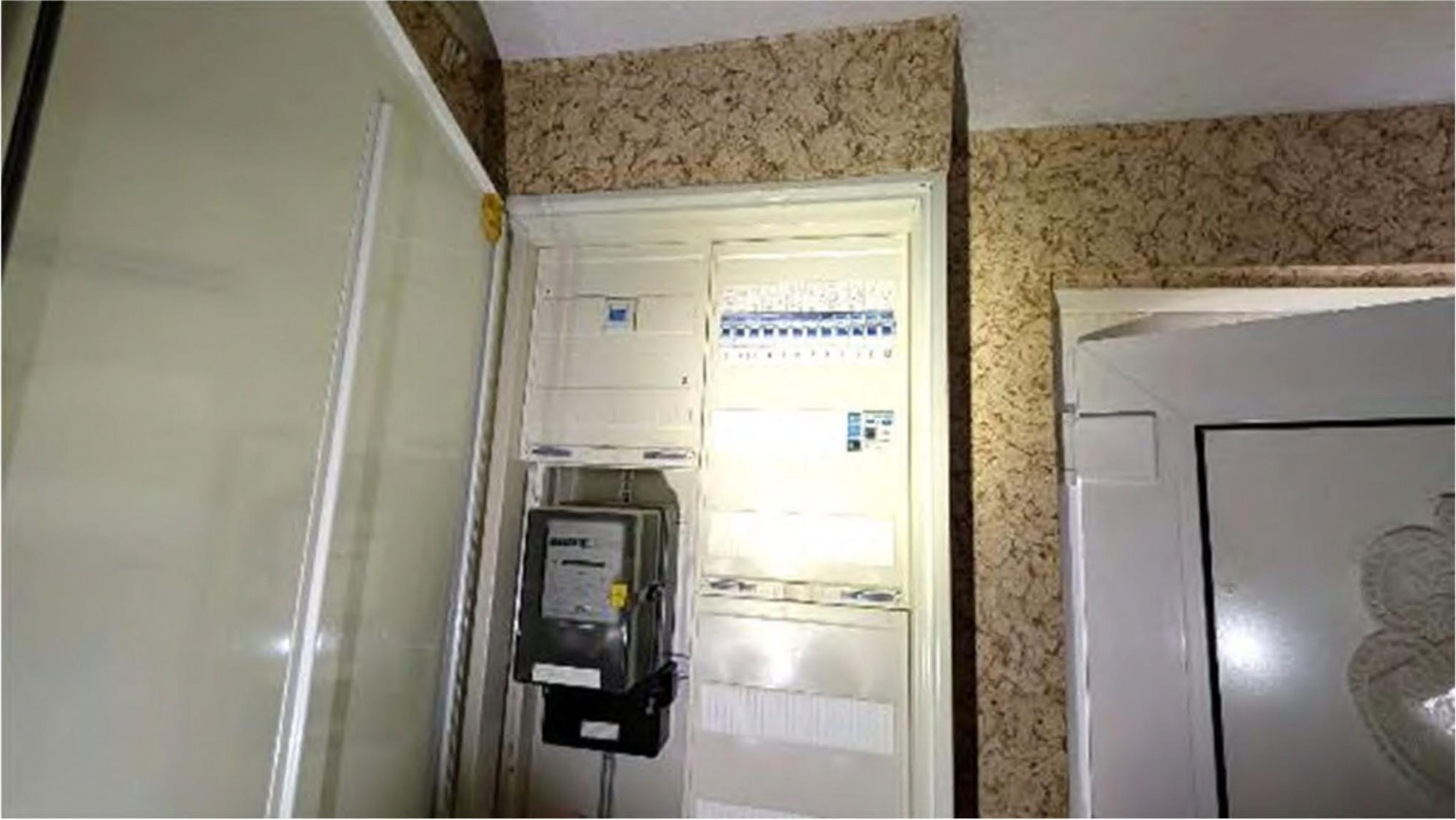 Innenraum mit Elektroverteiler, Zähler und verputzten Wänden mit MusterTapete in Hungen, Graubergerstraße 21