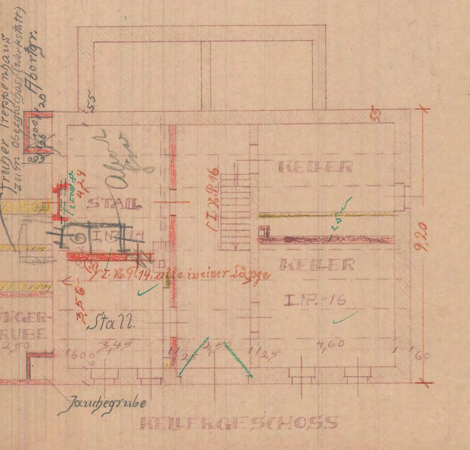 Grundriss des Kellergeschosses mit Stall, Keller und Maßangaben, handgezeichnet mit roten und grünen Markierungen