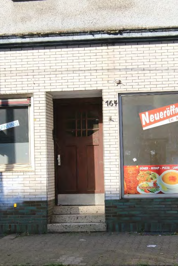 Eingangsbereich eines Wohn-/Geschäftshauses mit Holztür, Stufen und Fenstern; Hausnummer 164, Bochumer Straße, Gelsenkirchen