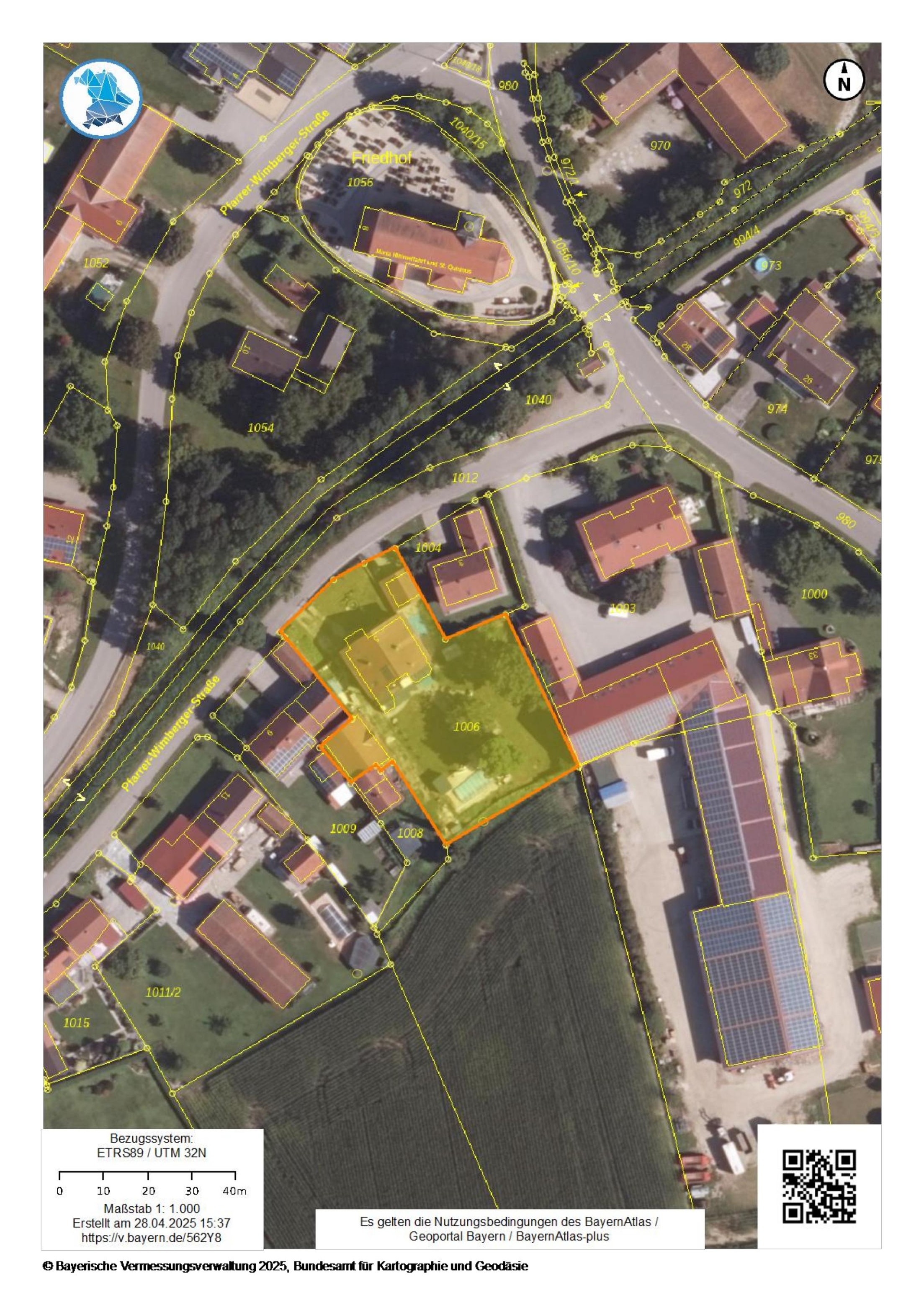 Luftbild der Liegenschaft Pfarrer-Wimberger-Str. 5 in Osterhofen mit Grundstücks- und Flurstücksgrenzen, Straßenbezeichnungen und Höhenlinien