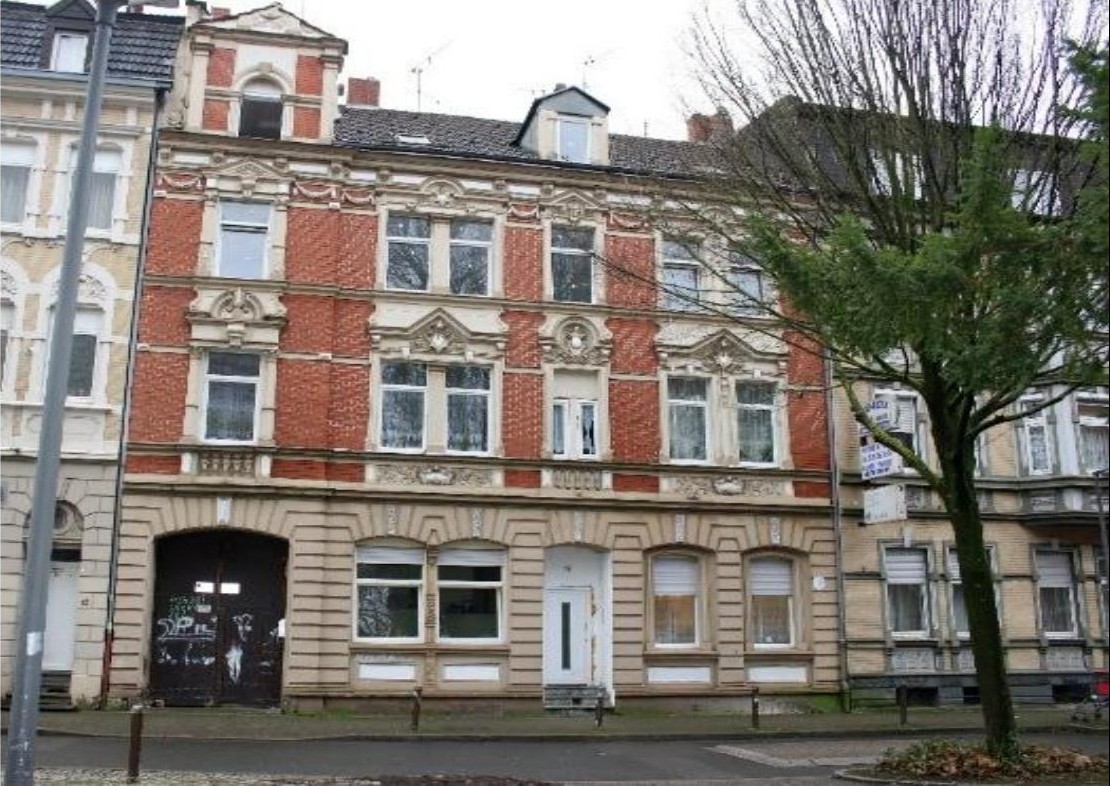Fassade eines mehrstöckigen Wohnhauses in Gelsenkirchen, Josefstraße 17, mit roten Ziegeln und dekorativen Elementen