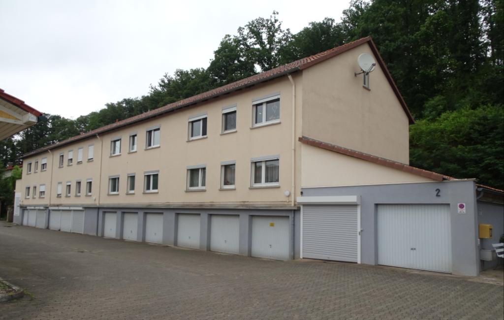 Zweistöckiges Gebäude mit Reihen von Garagen im Erdgeschoss, Nummer 2 sichtbar, in Einbeck, Rosenplänter 2