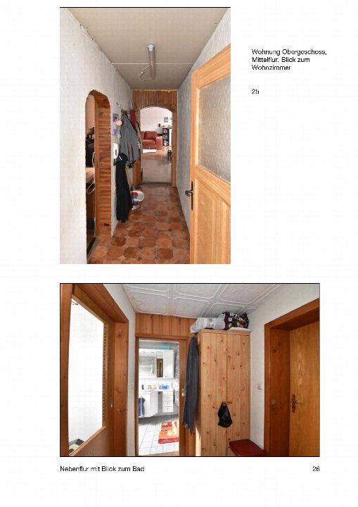 Flur im Obergeschoss der Wohnung, Blick zum Wohnzimmer, Holztüren, Fliesenboden, Kleiderhaken an der Wand