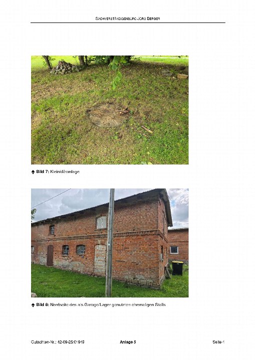 Kleinkläranlage im Gras neben einem Holzstapel; Nordseite eines ehemaligen Stalls aus Ziegelsteinen, heute als Garage/Lager genutzt