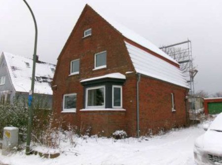 Einfamilienhaus aus Backstein mit schneebedecktem Dach und Fenstern, Alter Kupfermühlenweg 80, Flensburg, 24939