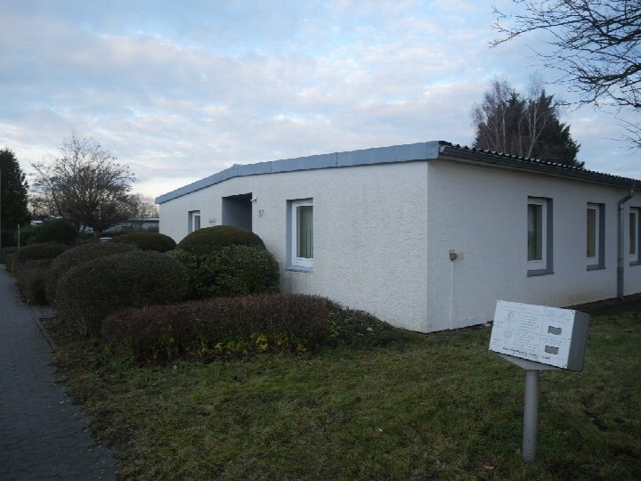 Gewerbeobjekt Große Heide 37 in Minden, 32425, Seitenansicht mit weißer Fassade, Fenstern, Eingang und gepflegtem Vorgarten