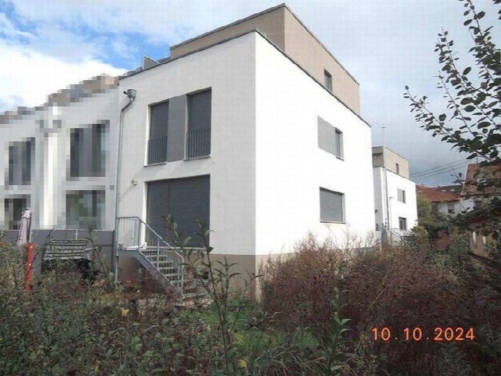 Außenansicht der Seite eines weißen Mehrfamilienhauses mit grauen Fensterläden und Metalltreppe, Leoni-Wild-Weg 18-42, Leimen, 69181