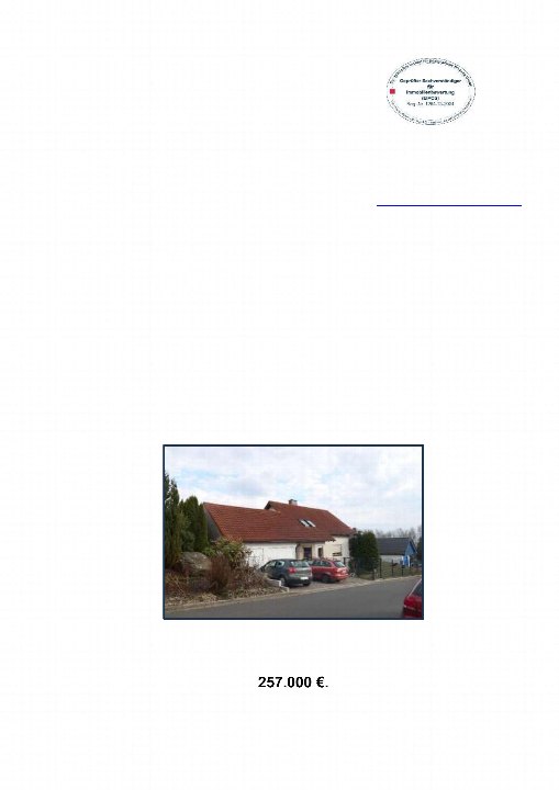 Einfamilienhaus in Selb, Am Kühberg 27, mit rotem Satteldach, weißer Fassade, geparkten Autos vor dem Grundstück und einem Zaun. Preis: 257.000 €