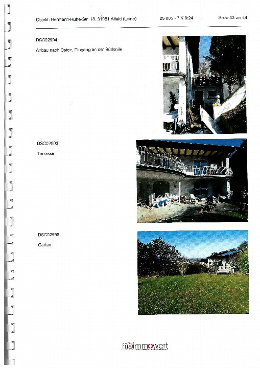 Drei Fotos des Objekts Hermann-Ruhe-Str. 18, 31061 Alfeld (Leine): Anbau nach Osten mit Eingang an der Südseite, Terrasse mit Sitzmöbeln und Garten mit Grünfläche und Holzbank