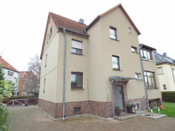 Mehrfamilienhaus in Zwenkau, Hugo-Haase-Str. 29, mit beigefarbener Fassade, rotem Ziegeldach und Eingangsbereich mit Vordach