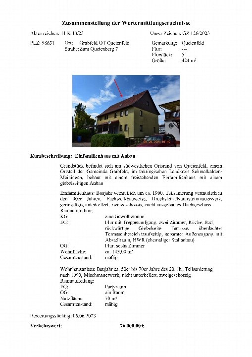Dreigeschossiges Einfamilienhaus mit Anbau in Grabfeld OT Queienfeld, gelb gestrichen, Satteldach, Giebelseite mit Fenstern, umgeben von Hecken und Bäumen, roter Pfeil auf Dach