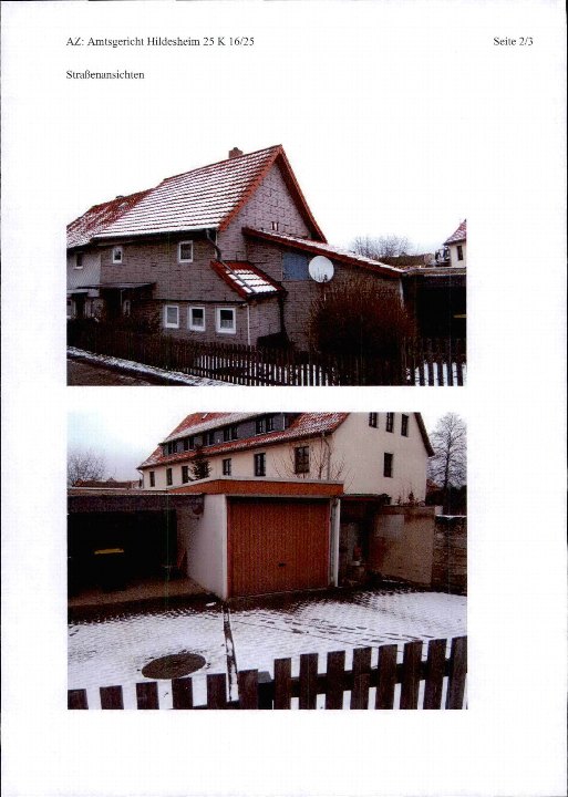 Einfamilienhaus in Bockenem, Am Kraila 13, mit Satteldach, Holzfassade und Schneedecke. Vorderansicht mit Holzzaun und Nebengebäude mit Garagenanbau
