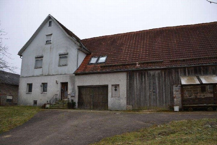 Einfamilienhaus mit Satteldach und Nebengebäude, weiß verputzt, Holztore, Ziegeldach, Hofbereich, Kreßberg-Selgenstadt