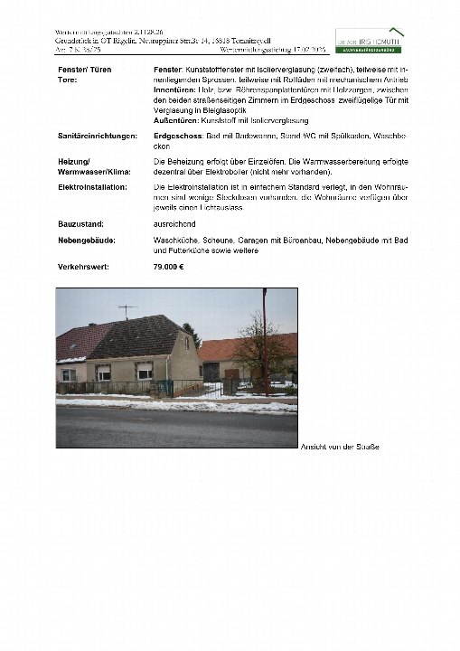 Ansicht einer Doppelhaushälfte in Temnitzquell, Neuruppiner Straße 14, mit Satteldach, befestigtem Zaun und Schnee am Straßenrand. Im Hintergrund weitere Gebäude