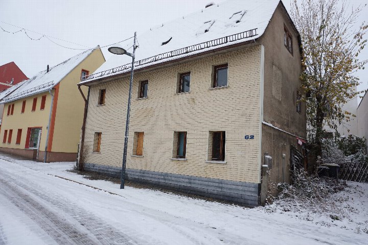 Seitenansicht eines zweistöckigen Hauses mit Schneebedeckung, Hausnummer 62, in Limbach-Oberfrohna, Helenenstraße