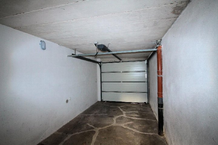 Garage mit Rolltor, Betonboden und Metallkonstruktion an der Decke, Bottrop