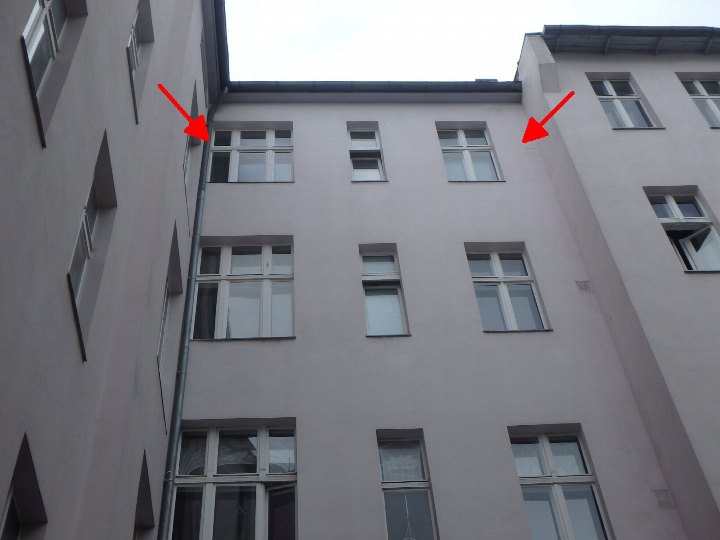 Seitenansicht eines mehrstöckigen Wohngebäudes mit Fenstern und Dachkante, Berlin, Leibnizstraße 70