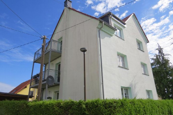 Seitenansicht eines mehrstöckigen Wohnhauses mit Balkonen, Fenstern und Dach im Stadtteil Meuselwitz, Lützowstraße 34