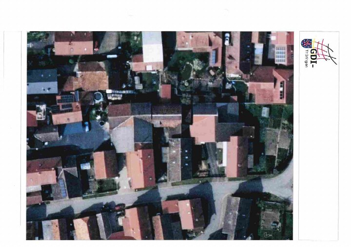 Luftbild einer Wohngegend mit mehreren Einfamilienhäusern, Straßen und Grünflächen in Heldburg, Stegstraße