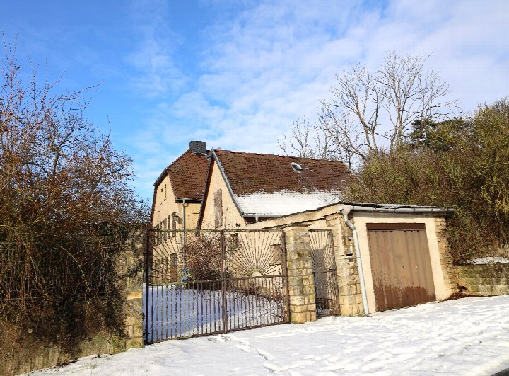 Einfamilienhaus in Beichlingen, Schulstraße 109, mit Einfahrt, Tor und Garagenanbau, verschneite Außenaufnahme