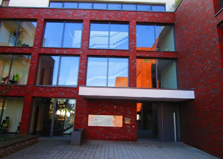 Eingangsbereich eines roten Backsteinhauses mit großen Fenstern, Überdachung und Briefkästen, Klosterstraße 18, Stadtlohn