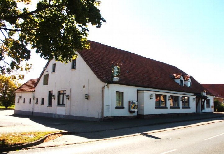 Weißes Gebäude mit rotem Satteldach an der Stemwederberg-Straße 112 in Stemwede, Frontansicht mit Fenstern und Eingangsbereich
