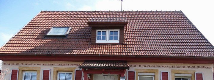 Vorderansicht eines Einfamilienhauses mit rotem Ziegeldach, Dachgauben und Eingangsbereich in Mitwitz, Amalienstraße 11