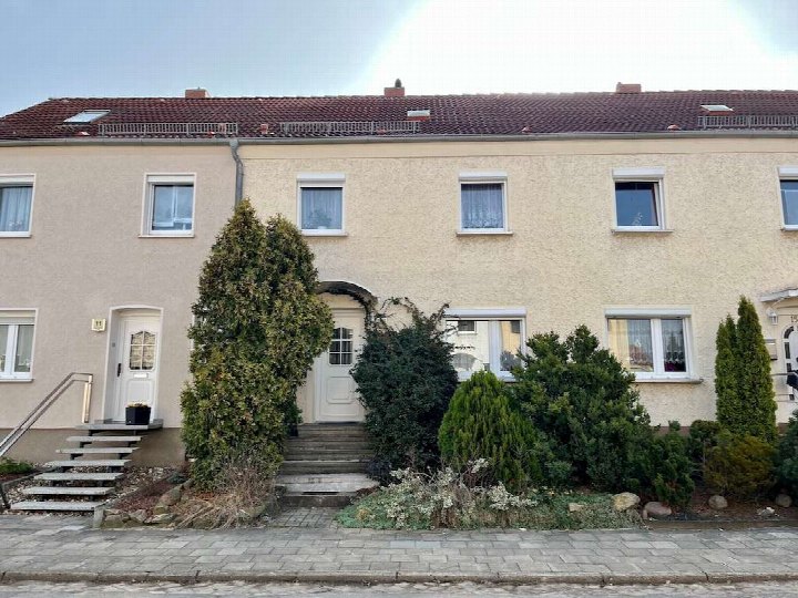 Vorderansicht eines zweistöckigen Wohnhauses mit Eingang, Fenstern, Dach und Vorgarten in Schönebeck, Dr.-Külz-Straße 13