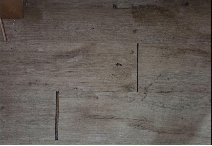 Holzboden mit sichtbaren Fugen und Knoten im Innenraum eines Einfamilienhauses