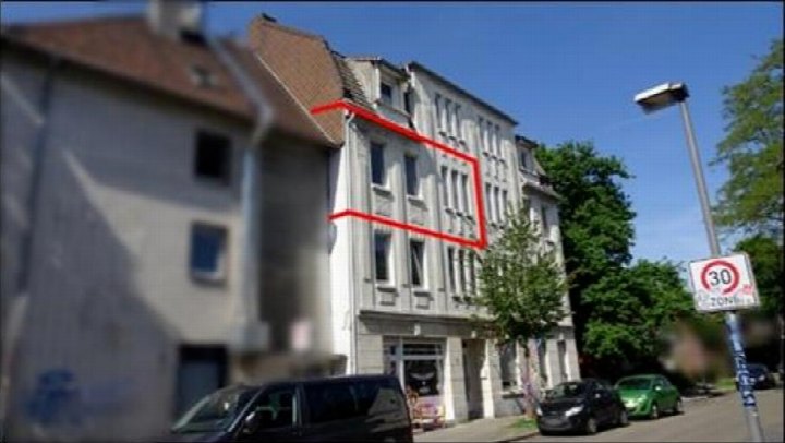 Außenansicht der Kortmannstraße 1 in Gelsenkirchen, mehrstöckiges Wohnhaus mit markierter Wohnungseinheit im Erd- und Obergeschoss