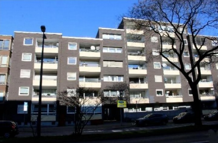 Vorderansicht eines mehrstöckigen Wohnhauses mit Balkonen und Fenstern an der Wildenbruchstraße 19/21 in Gelsenkirchen