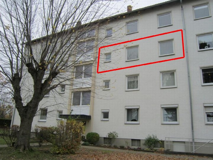 Außenansicht eines Mehrfamilienhauses in Goslar, Mengestraße 3/5, mit Fenstern und Gartenbereich im Vordergrund