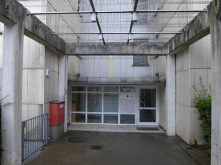 Eingangsbereich mit Glasfront und Betonpfeilern, überdacht mit Metallgitterdach, Friedrich-Ebert-Straße 32-34, Hattersheim