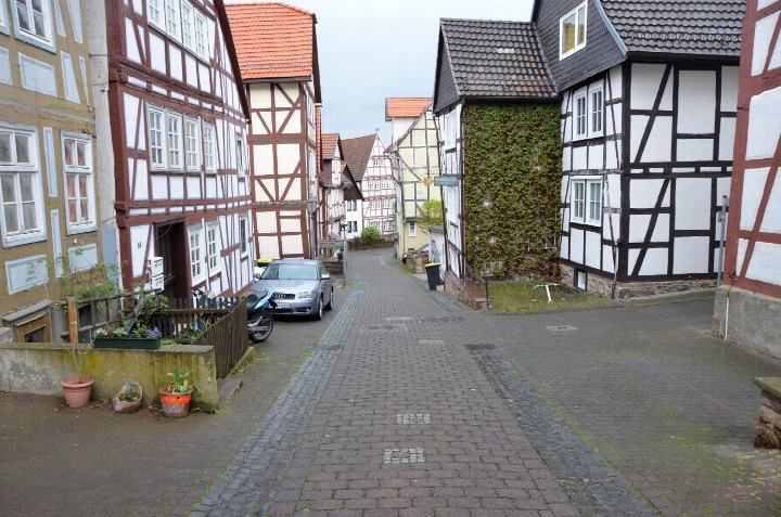 Seitenansicht der Kornstraße 12 in Bad Wildungen mit Fachwerkhäusern und gepflastertem Weg