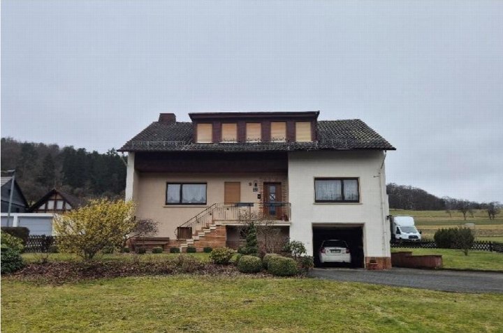 Einfamilienhaus in Engelbach, Pferdsbach 9, mit Eingangstreppe, Garage und Vorgarten. Dachgauben und Fenster im Obergeschoss