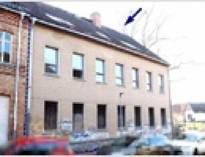 Frontansicht eines mehrstöckigen Wohn- und Geschäftshauses mit Fenstern, Türen und Dach in Helbra, Schulstraße 36