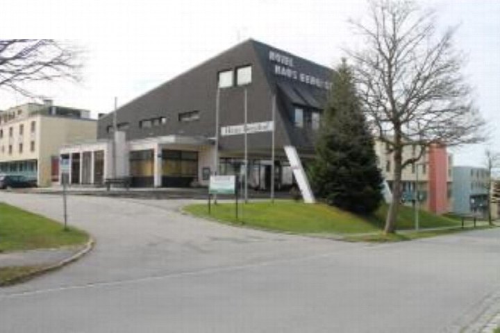 Außenansicht vorne des Gebäudes Am Predigtstuhl 4 in St. Englmar mit Schilderung 'Hotel Haus Georg', Eingangsbereich und umliegender Grünfläche