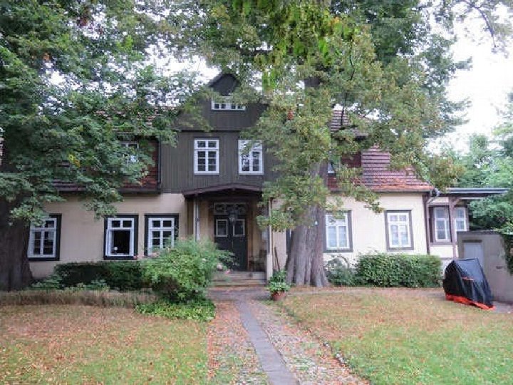 Vorderansicht eines zweistöckigen Wohnhauses mit Eingang, Fenstern und Vorgarten in Bielefeld, Hermann-Schäffer-Straße