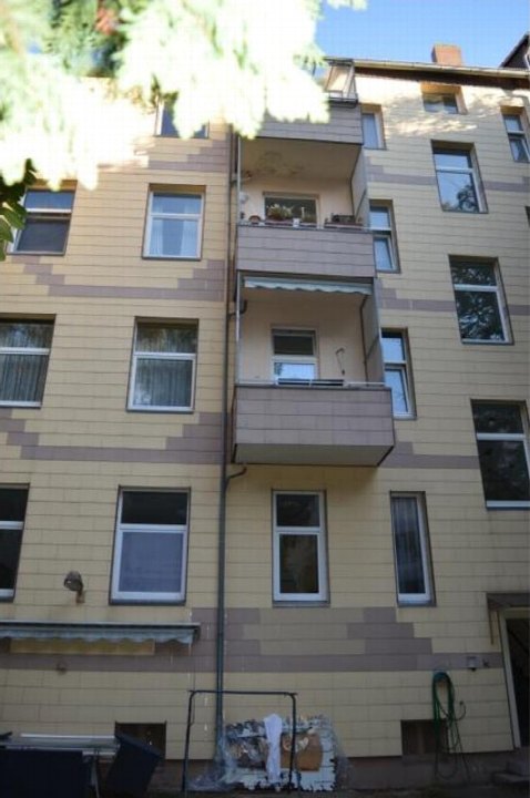Fassade eines mehrstöckigen Wohnhauses mit Balkonen und Fenstern, Lister Kirchweg 24, Hannover