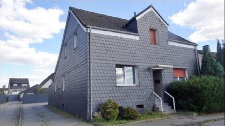 Einfamilienhaus mit grauer Schindelverkleidung, Eingangstreppe und Vorgarten, Andreasstraße 30, Marl