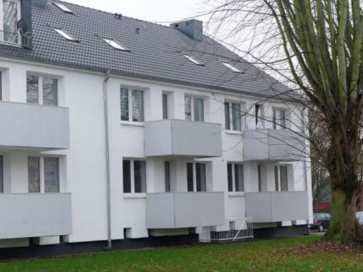 Seitenansicht eines mehrstöckigen Wohngebäudes mit Balkonen, Fenstern und Satteldach in Enger, Fürstenweg