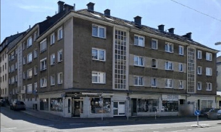 Eckgebäude mit Ladenlokalen im Erdgeschoss und Wohnungen darüber, Lärchenweg 44, Langenfeld