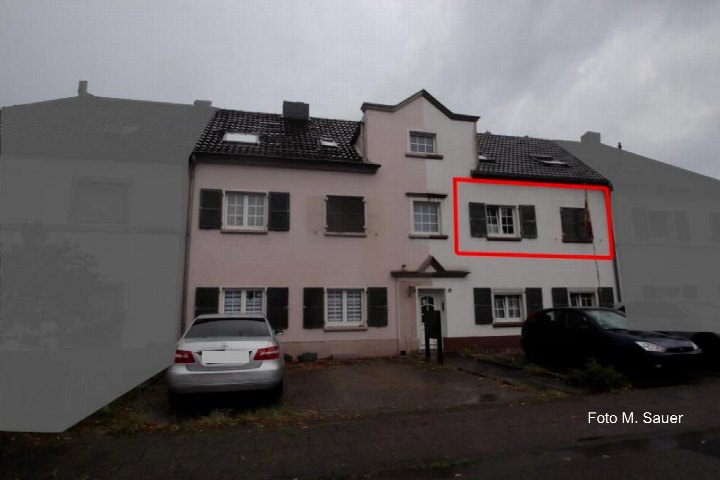 Vorderansicht eines mehrstöckigen Wohnhauses in Grevenbroich, von-der-Porten-Straße 40, mit Fenstern, Fensterläden, Eingang und geparkten Autos