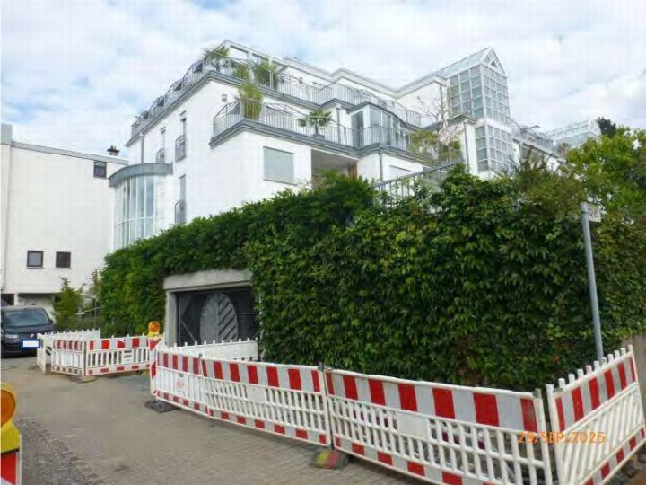 Unterirdischer Parkplatzzugang mit grüner Hecke und Baustellensperren, Troyesstraße 48, Mainz