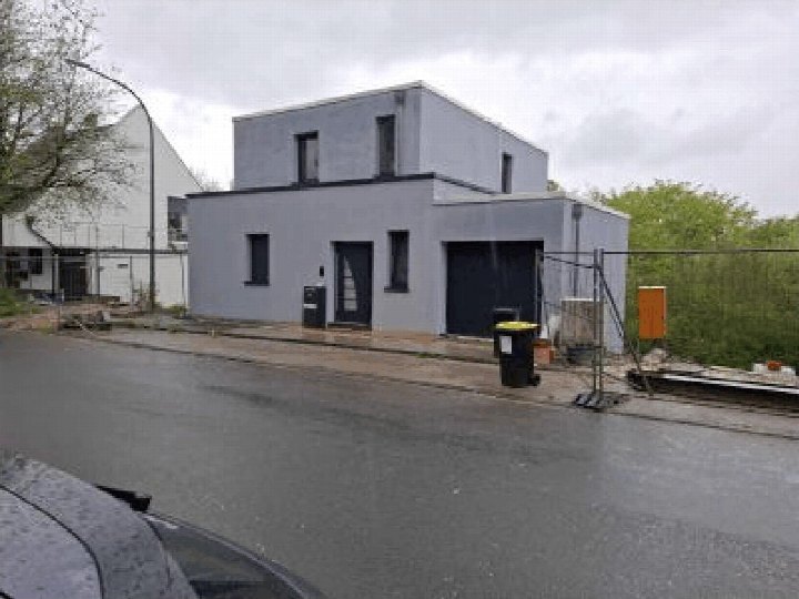 Fassade eines zweistöckigen Gebäudes mit Eingang und Garagentür, Am Cleefkothen 31, Wuppertal