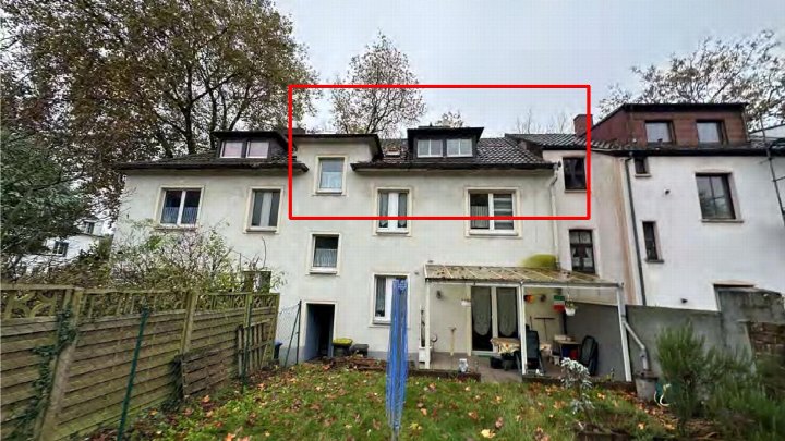 Rückansicht eines Mehrfamilienhauses mit Garten, Terrasse und Fenstern im Obergeschoss, Duisburg, Am Geisbusch 15