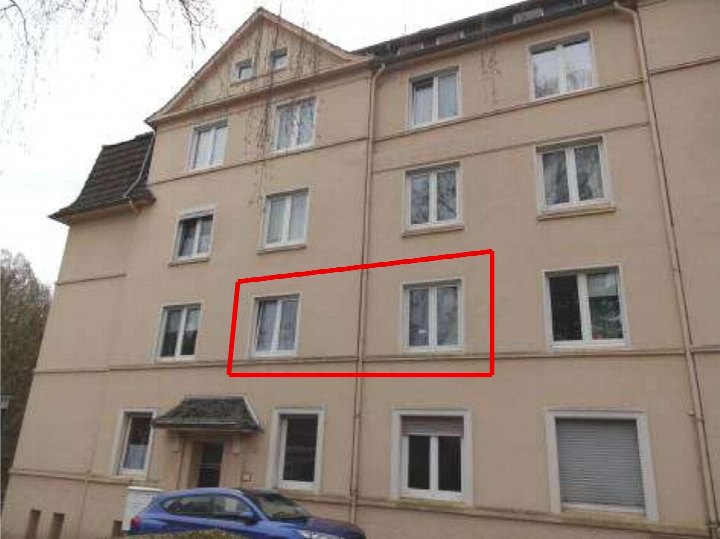 Fassade eines mehrstöckigen Wohnhauses mit Fenstern und Eingangsbereich, Huestraße 15, Hattingen