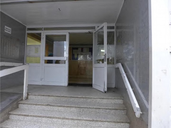 Eingangsbereich mit Stufen, weißer Tür und Geländern zu einer Eigentumswohnung in Dietzenbach