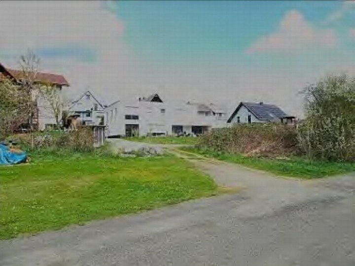 Grüner Gartenbereich mit Weg und Vegetation vor mehreren Wohnhäusern in Gladenbach, Eselsweg 2